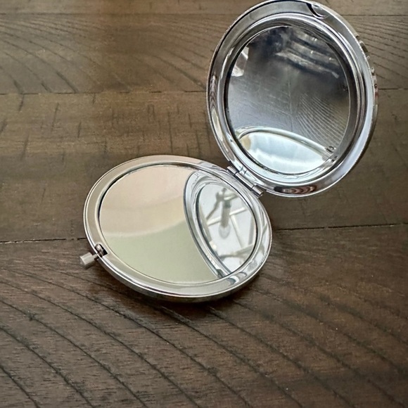 NEW!! Glam Compact Mirror - Picture 5 of 12